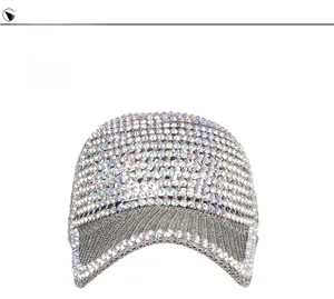 Vue détaillée des strass multicolores scintillants sur la casquette de baseball argentée