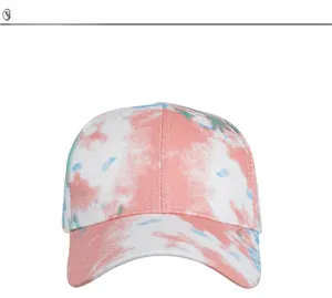 Vorderansicht der Batik-Baseballkappe mit pinkfarbenen, weißen und blauen Baumwoll-Details