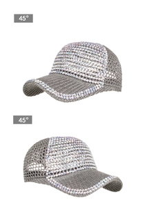 Détail de la casquette de baseball en maille gris foncé ornée de strass irisés