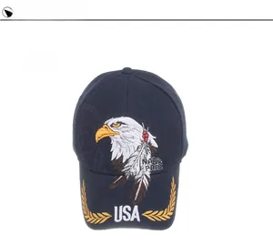 Dettaglio del ricamo aquila e scritta USA su cappello in cotone blu scuro