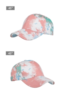 Zwei 45-Grad-Ansichten einer rosa und blau gebatikten Baseballkappe aus Baumwolle