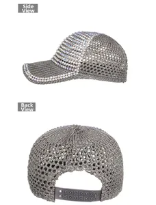 Détail de la casquette de baseball en maille gris foncé avec strass et sangle ajustable