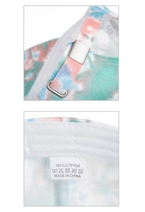 Detailaufnahme der Tie-Dye Baumwollkappe mit Metallschnalle und 100% Baumwolle Pflegeetikett