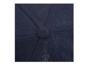 Dettaglio della parte superiore del cappello blu scuro con bottone e trama in twill