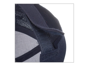 Dettaglio del cappellino da baseball in twill blu navy con chiusura in velcro regolabile