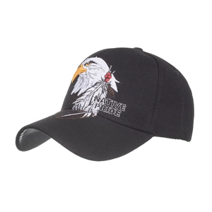 Casquette de baseball noire avec tête d'aigle brodée et texte Native Pride sur fond blanc