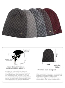 Vue détaillée du bonnet en maille à carreaux avec étiquette M et mesure de 26 cm