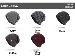 Vue détaillée de cinq bonnets en maille à carreaux en gris, bleu, noir, café et bordeaux