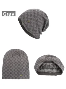 Détail du bonnet en maille grise montrant la doublure épaisse en polaire et l'étiquette