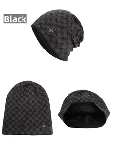 Détail du bonnet en maille pied-de-poule noir avec doublure polaire et logo métallique