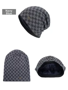 Détail du bonnet en maille à carreaux bleu marine avec doublure polaire et logo en métal