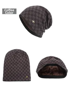 Détails du bonnet tricoté à carreaux café avec logo métallique et doublure en polaire