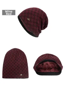 Détail du bonnet en tricot bordeaux avec doublure polaire douce et logo en métal