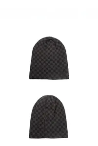 Détail du bonnet d'hiver en maille avec motif à carreaux gris foncé et logo H en métal