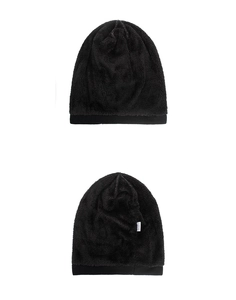 Vue détaillée du bonnet en peluche noire montrant la texture et l'étiquette intérieure