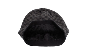 Détail du bonnet en tricot gris chiné avec doublure en polaire et étiquette métallique