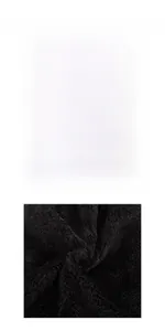 Détail du tissu en peluche noire douce avec étiquette de composition 100% acrylique