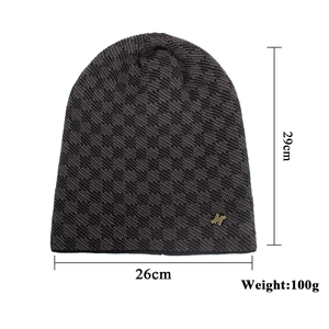 Bonnet long tricoté pour l'hiver avec motif à damier gris et noir et logo en métal