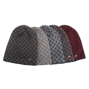Lot de cinq bonnets d'hiver en tricot avec motifs à carreaux et petit logo en métal