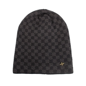 Bonnet en tricot à carreaux gris foncé et noir avec une plaque logo en métal