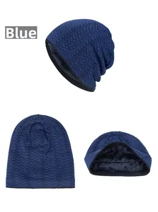 Vues détaillées du bonnet bleu en tricot montrant la doublure thermique en polaire