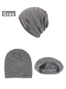 Détail du bonnet tricoté gris avec doublure en polaire épaisse et maille sergé