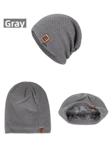 Detaillierte Nahaufnahme der grauen Strickmütze mit warmem Fleecefutter und Leder-Logo-Patch