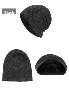 Détail du bonnet en tricot noir montrant la doublure polaire épaisse et la texture