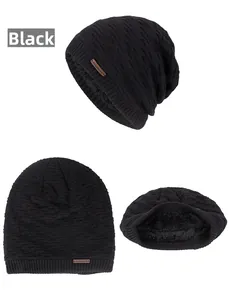 Détail du bonnet en tricot noir avec doublure polaire épaisse et écusson logo en cuir