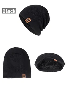 Detailansicht der schwarzen Strickmütze mit Thermo-Fleecefutter und Leder-Logo-Patch