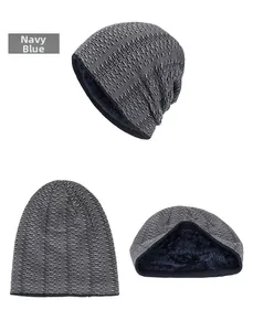 Détail d'un bonnet en maille bleu marine avec une doublure intérieure épaisse en polaire