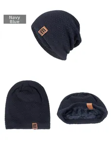 Detailaufnahme des dicken dunkelblauen Fleecefutters der gestrickten Beanie-Mütze