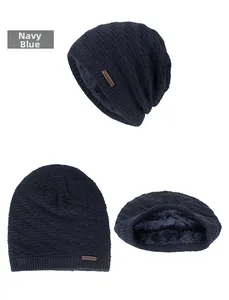 Détails du bonnet en maille bleu marine avec texture et doublure douce en polaire épaisse
