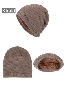 Détail du bonnet en tricot kaki avec doublure en polaire épaisse et étiquette en cuir brun