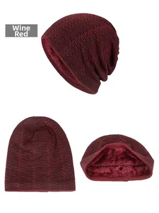 Détail d'un bonnet d'hiver bordeaux avec doublure polaire thermique et maille tricot