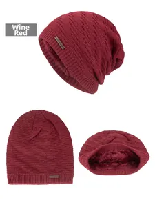 Détail du bonnet en tricot bordeaux montrant la doublure polaire et le motif texturé