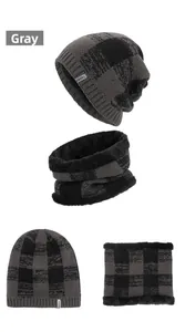Détail du bonnet en tricot à carreaux gris et tour de cou avec doublure en polaire chaude