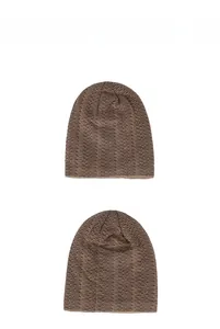 Vue détaillée du bonnet en tricot marron foncé avec texture jacquard et doublure polaire chaude
