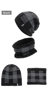 Détail du bonnet en tricot à carreaux et tour de cou avec doublure polaire noire épaisse