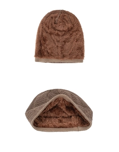 Détail du bonnet en maille marron avec doublure en polaire épaisse pour l'hiver