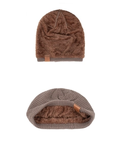 Detailaufnahme der Winterstrickmütze mit dickem Plüschfutter und hochwertigem Lederaufnäher