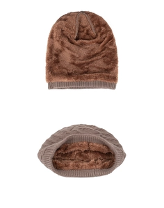 Détail du bonnet en tricot d'hiver avec doublure épaisse en polaire marron chaud