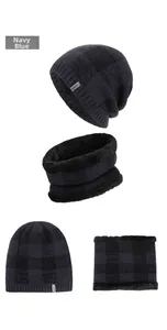 Détail d'un ensemble bonnet et tour de cou bleu marine à carreaux doublé de polaire