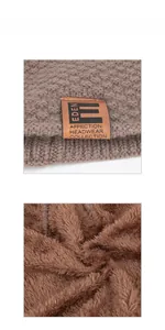 Detailansicht der groben Strickstruktur und des warmen Kunstfellfutters der Wintermütze