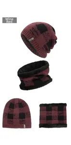Détail d'un ensemble bonnet et tour de cou à carreaux bordeaux avec doublure polaire noire