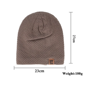 Braune Strickmütze für Herren mit warmem Fleecefutter und minimalistischem Lederlogo