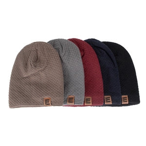 Warme Strickmützen für Herren mit Waffelstruktur und Logo-Lederaufnäher für den Winter
