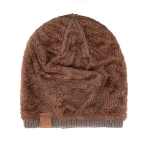 Dunkelbraune Winter-Strickmütze für Herren mit dickem Fleece-Futter und Leder-Label-Detail