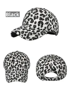 Detailansicht der schwarz-weiß gemusterten Leoparden-Baseballkappe mit verstellbarem Gurt