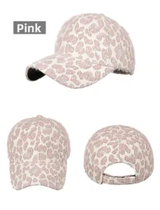 Drei Ansichten einer rosa Baseballkappe mit Leopardenmuster aus weichem Plüschfleece